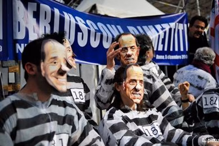 Không hiểu do ông thao túng chính trường hay do thói đào hoa mà nhiều người ở Italy muốn tống ông vào tù. Chỉ có điều, ngay cả khi bị kết án 4 năm tù giam, ông lão Berlusconi 76 tuổi vẫn được tại ngoại nhưng phải lao động công ích.