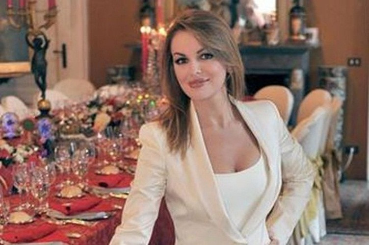 Ngay sau khi "độc thân", ông lão Silvio Berlusconi lại có ngay vị hôn thê xinh đẹp, chỉ bằng tuổi con gái.