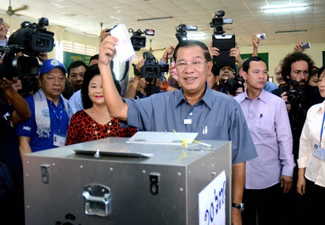 Thủ tướng Hun Sen trong ngày bầu cử.