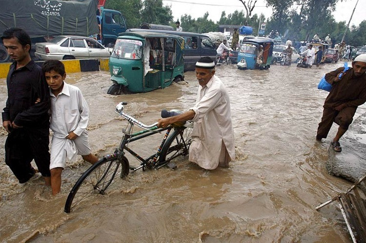Phố cũng biến thành sông ở Peshawar, Pakistan.