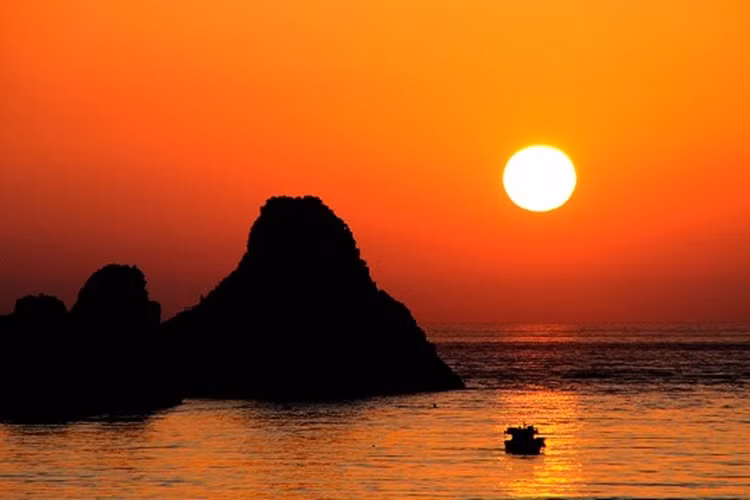 Hoàng hôn ở xứ Aci Trezza, Catania, Italy.