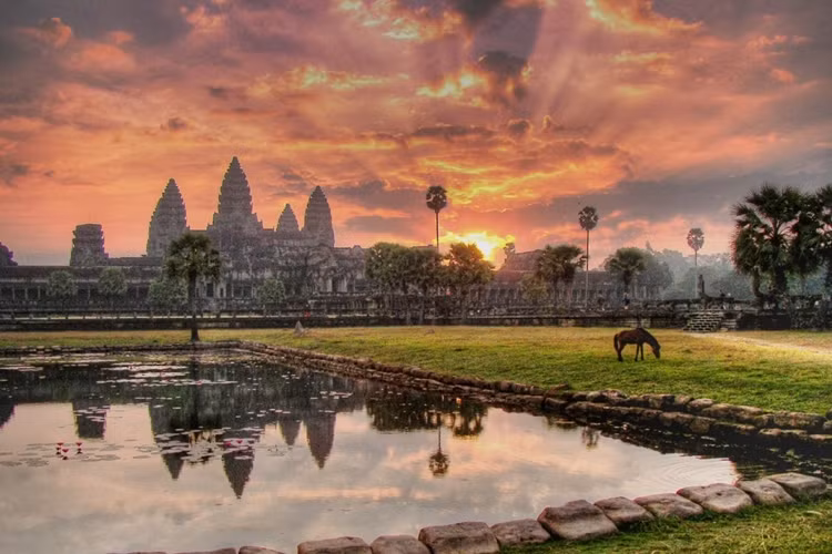 Kỳ quan Angkor Wat, Campuchia, trở nên lộng lẫy kỳ bí hơn vào lúc hoàng hôn.