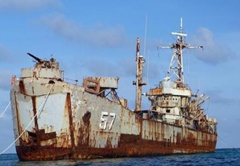 Xác tàu đổ bộ mà phía Philippines cố tình để mắc cạn và làm nơi đồn trú của 1 tiểu đội thủy quân lục chiến ở Bãi Cỏ Mây.
