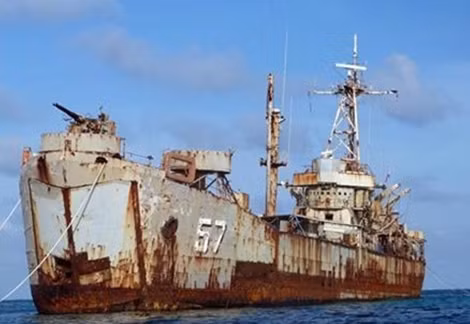 Xác tàu đổ bộ mà phía Philippines cố tình để mắc cạn và làm nơi đồn trú của 1 tiểu đội thủy quân lục chiến ở Bãi Cỏ Mây.