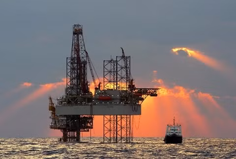 Một giàn khoan dầu trên biển.