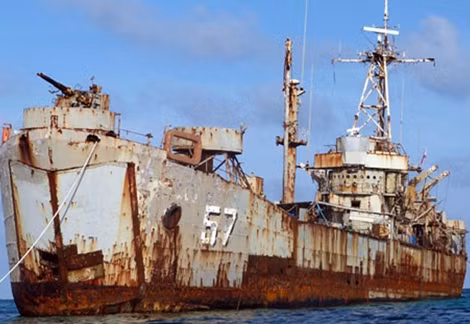 Xác chiếc tàu chiến BRP Sierra Madre "mắc cạn" ở Bãi Cỏ Mây thuộc quần đảo Trường Sa của Việt Nam.