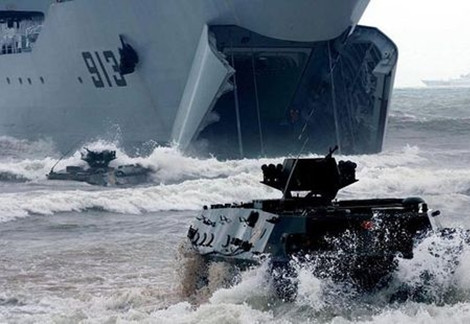 Chiến hạm đổ bộ lớp 072 Trung Quốc trên Biển Đông.