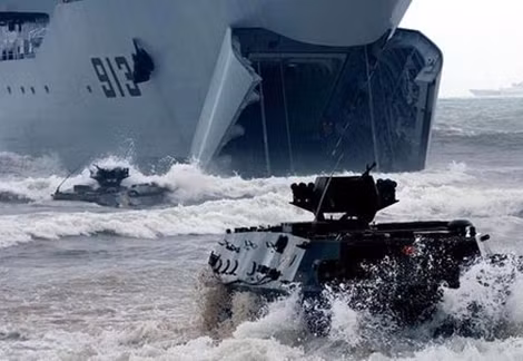 Chiến hạm đổ bộ lớp 072 Trung Quốc trên Biển Đông.