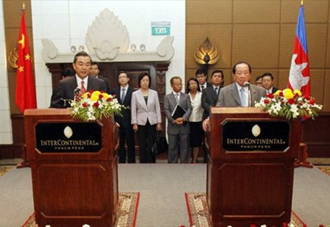 Phó thủ tướng kiêm Bộ trưởng Ngoại giao Campuchia Hor Namhong và Bộ trưởng Ngoại giao TQ Vương Nghị tại cuộc họp báo ở Phnom Penh.