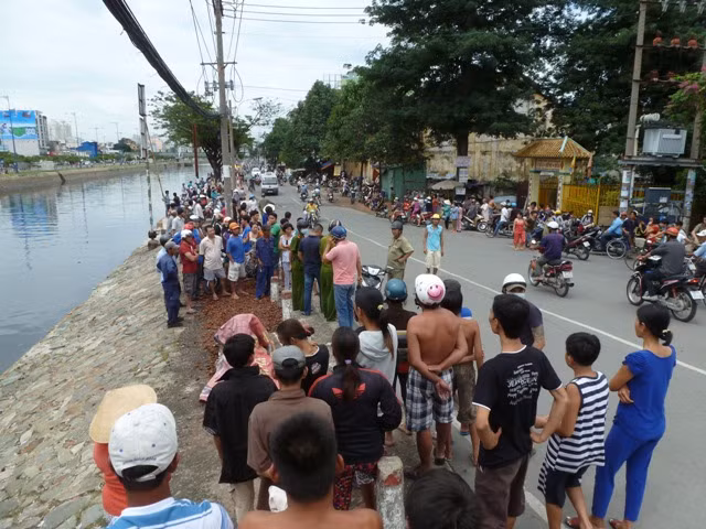 Vụ việc đôi tình nhân phát hiện tử thi trôi trên kênh Tàu Hủ đã khiến rất đông người hiếu kỳ vây kín hiện trường theo dõi.