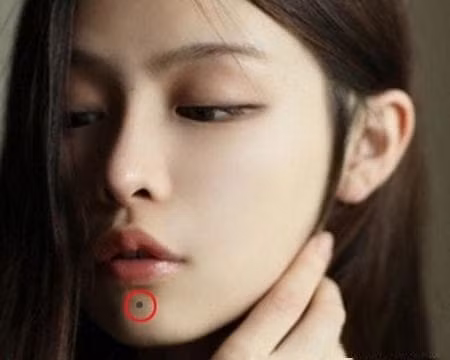 Nốt ruồi ở cằm: Tài sản ổn định, phúc khí tràn đầy: Cằm là nơi tượng trưng cho của cải và sự ổn định trong cuộc sống. Tuy nhiên, không phải tất cả nốt ruồi ở cằm đều mang lại tài lộc.