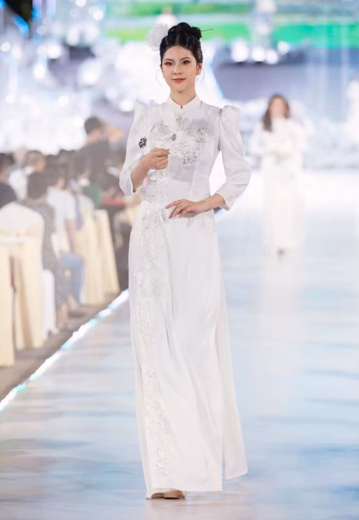 Hoàng Huyên từng làm nhiều công việc cả ngày lẫn đêm để kiếm tiền, trải qua cảm giác lạc lõng và mất phương hướng. Cô biết ơn những khó khăn và thử thách giúp cô trở nên tự tin và mạnh mẽ.