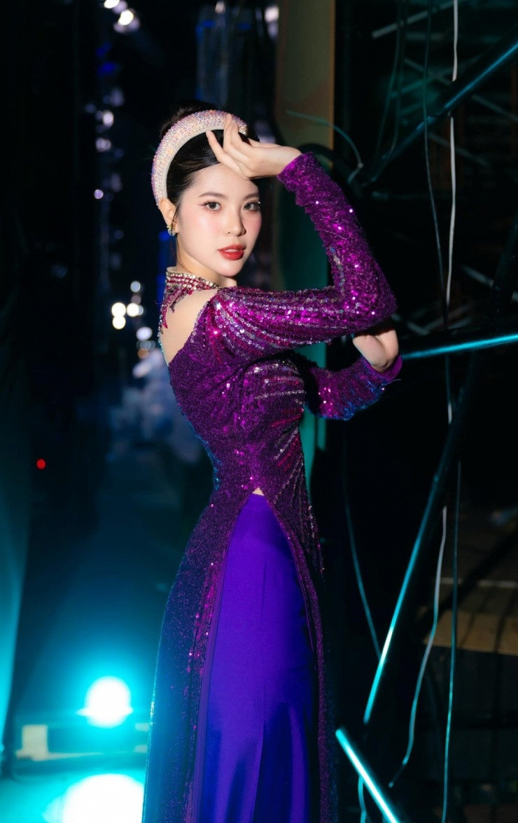 Hoàng Huyên có kinh nghiệm bán hàng online từ khi còn là học sinh. Cô bắt đầu bằng việc bán vòng tay và sau đó mở rộng sang quần áo, giày dép. Những hoạt động này giúp cô có thêm thu nhập để chi trả chi phí học tập và sinh hoạt.