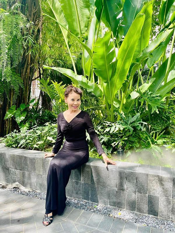 ẹ Hồ Ngọc Hà, bà Ngọc Hương không tham gia nghệ thuật mà trước đây, bà từng làm việc ở một ngân hàng. Bà rất ít khi xuất hiện tại các sự kiện cùng con gái nhưng âm thầm theo dõi và ủng hộ con. Sự xuất hiện của bà thường là ở các sự kiện từ thiện cùng Hồ Ngọc Hà.