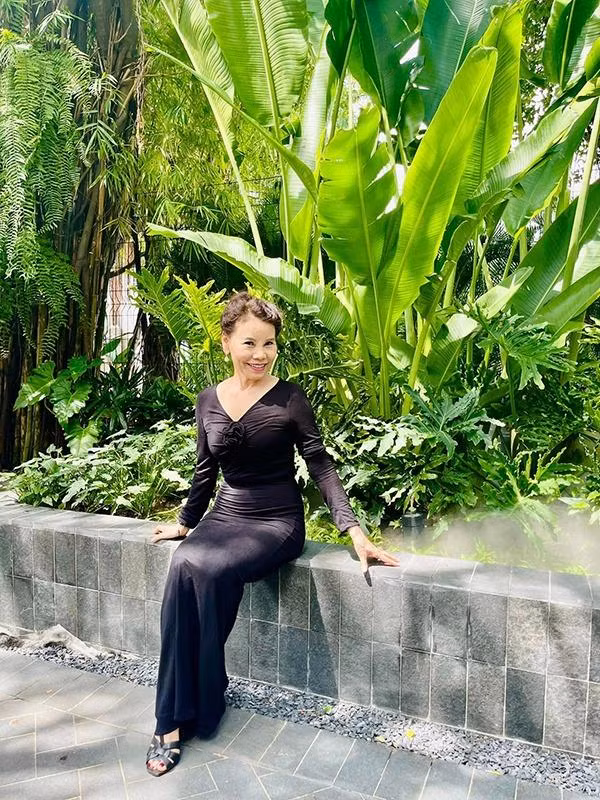 Mẹ Hồ Ngọc Hà, bà Ngọc Hương không tham gia nghệ thuật mà trước đây, bà từng làm việc ở một ngân hàng. Bà rất ít khi xuất hiện tại các sự kiện cùng con gái nhưng âm thầm theo dõi và ủng hộ con. Sự xuất hiện của bà thường là ở các sự kiện từ thiện cùng Hồ Ngọc Hà.