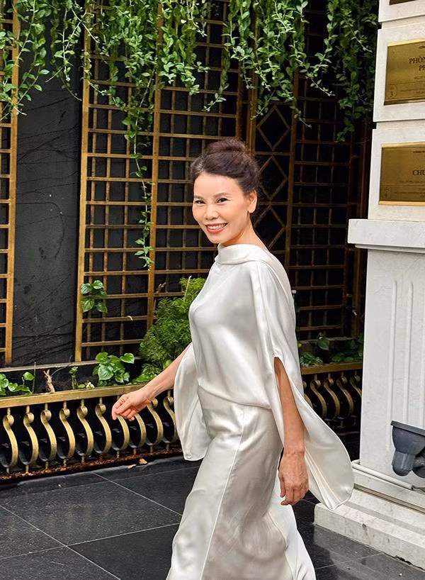 Mẹ ruột Hồ Ngọc Hà, bà Ngọc Hương luôn giữ tinh thần vui vẻ trong cuộc sống. Bà có cuộc hôn nhân hơn 40 năm hạnh phúc với ông Hồ Sĩ An, người Việt lai Pháp. Cuộc sống của 2 ông bà trọn vẹn an hưởng tuổi già.