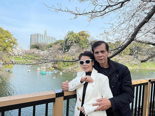 ẹ ruột Hồ Ngọc Hà luôn giữ tinh thần vui vẻ trong cuộc sống.