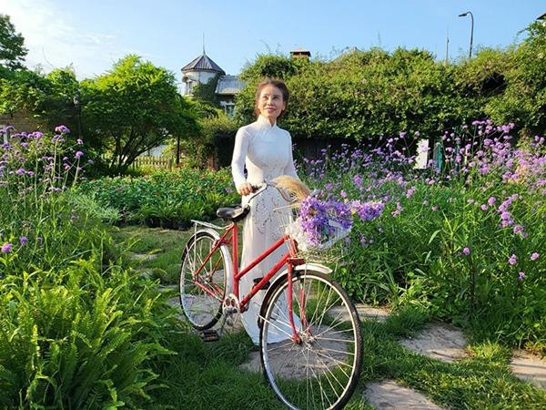 hờ chăm chỉ rèn luyện sức khỏe nên mẹ ruột Hồ Ngọc Hà trở nên khỏe mạnh, năng động hơn. Bà tích cực tham gia nhiều công việc dù tuổi đã U70. Nhiều người cho rằng ngoài yoga, chính sự thành công của con gái cũng giúp bà sống khỏe mạnh, trẻ hơn tuổi.