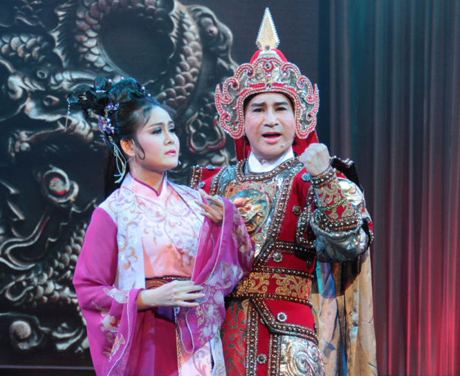 Kim Tu Long tung tron hoc di hat, cat-xe chi du mua to pho-Hinh-2