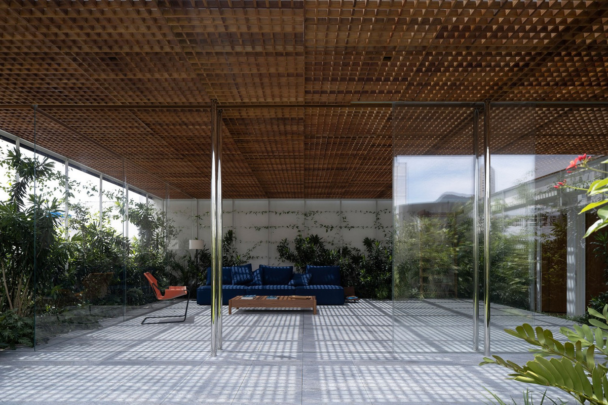 Một phần của không gian nội thất này được bao phủ bởi mái kính nhẹ và lưới gỗ, cho phép ánh sáng tự nhiên len lỏi khắp không gian, nhưng vẫn tránh được bức xạ mặt trời.