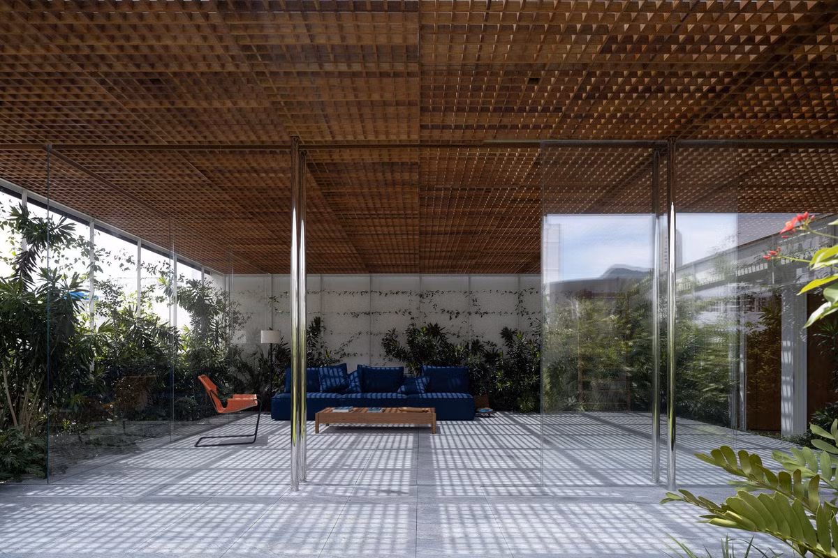 Một phần của không gian nội thất này được bao phủ bởi mái kính nhẹ và lưới gỗ, cho phép ánh sáng tự nhiên len lỏi khắp không gian, nhưng vẫn tránh được bức xạ mặt trời.