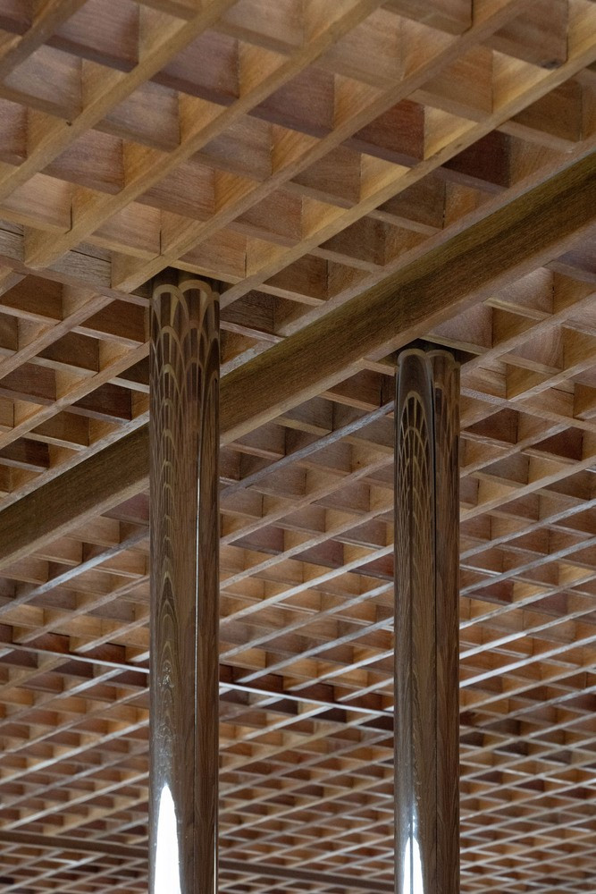 Kiến trúc sư sử dụng các cột đôi làm bằng ống thép không gỉ đánh bóng để hỗ trợ mái nhà, việc này giúp ngôi nhà trở nên thông thoáng và giảm trọng tải lên kết cấu tòa nhà bên dưới.