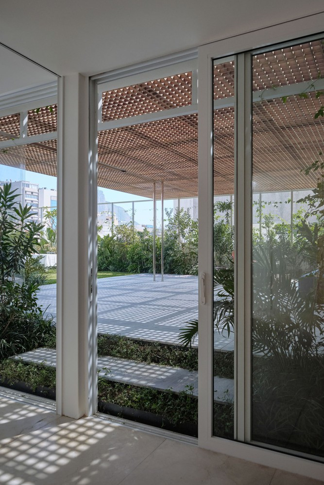 Không gian phòng khách kết nối với nhà bếp nhỏ, một nhà vệ sinh và một phòng vẽ.