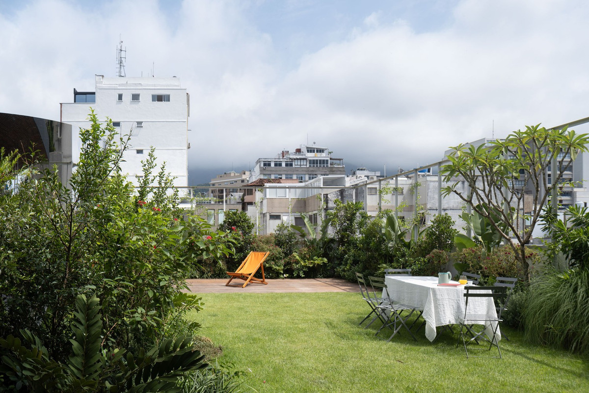 Ngôi nhà tận dụng khu vườn xanh giống như “ốc đảo” ở giữa để điều tiết nhiệt độ và thông gió.