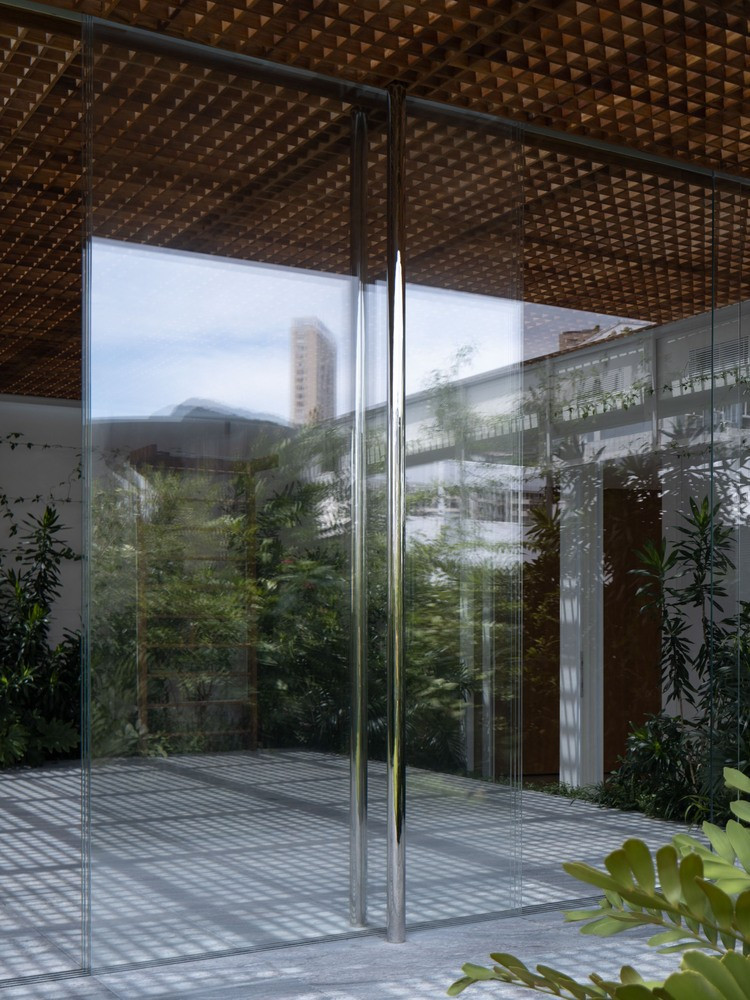 Cấu trúc vừa nêu tạo ra sự riêng tư cần thiết cho "ốc đảo" bên trong, trái ngược với bối cảnh đô thị hỗn loạn của các tòa nhà lân cận gần đó.