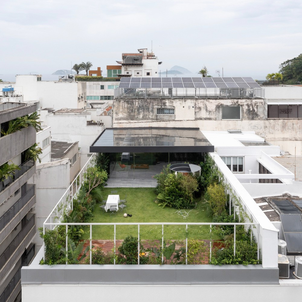 Ngôi nhà cấp 4 này nằm trên nóc một tòa nhà có chu vi 20x10m, được tạo thành từ cấu trúc mô-đun chính xác của các thanh thép và kết hợp với các chậu trồng cây xanh.