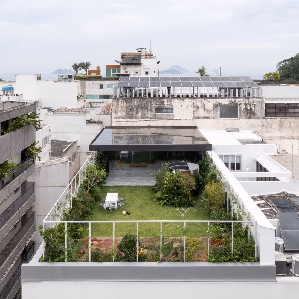 Ngôi nhà cấp 4 này nằm trên nóc một tòa nhà có chu vi 20x10m, được tạo thành từ cấu trúc mô-đun chính xác của các thanh thép và kết hợp với các chậu trồng cây xanh.