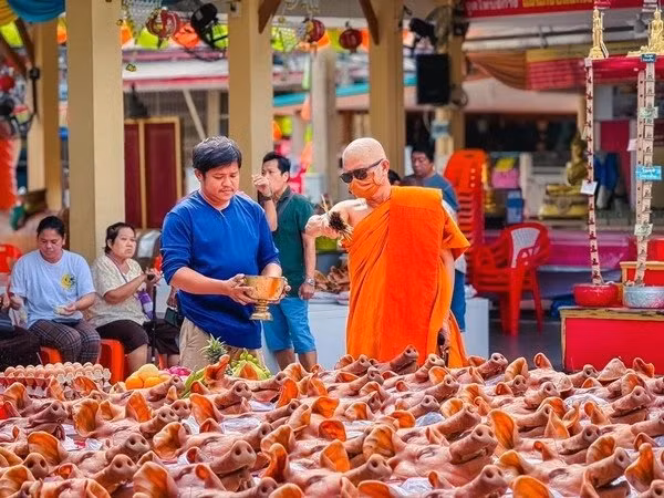 Cuoi vo nhu y, nguoi dan ong dem 99 thu lon di le ta-Hinh-3