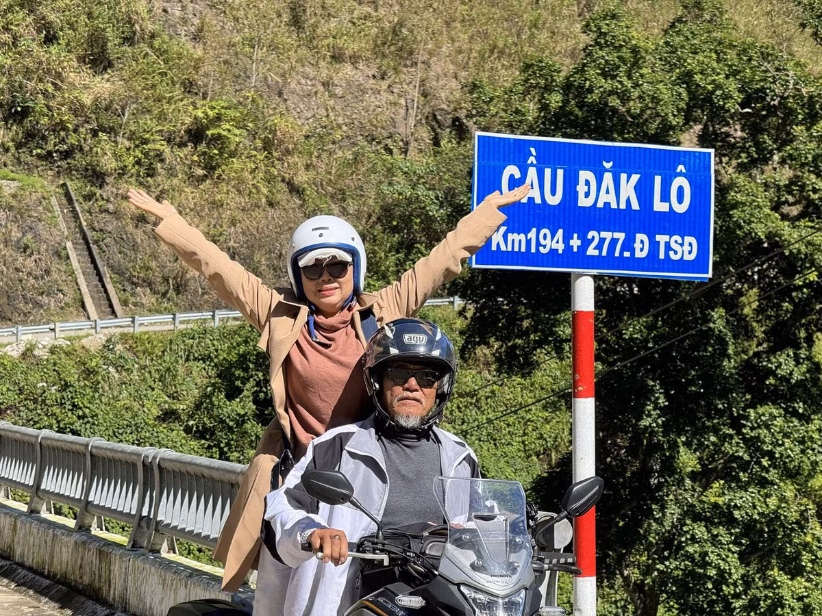 Phuot thu TPHCM 70 tuoi lai xe may dua vo vi vu khap noi-Hinh-5