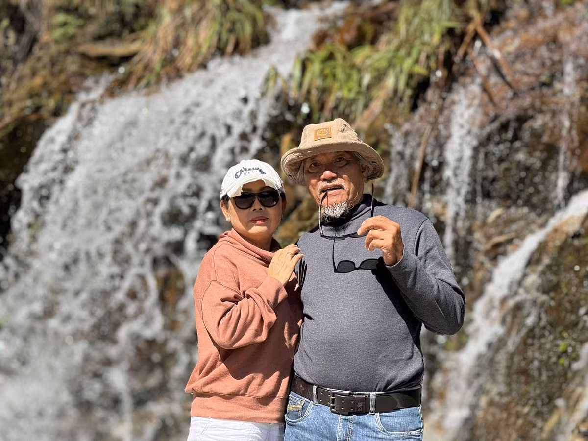 Phuot thu TPHCM 70 tuoi lai xe may dua vo vi vu khap noi-Hinh-2