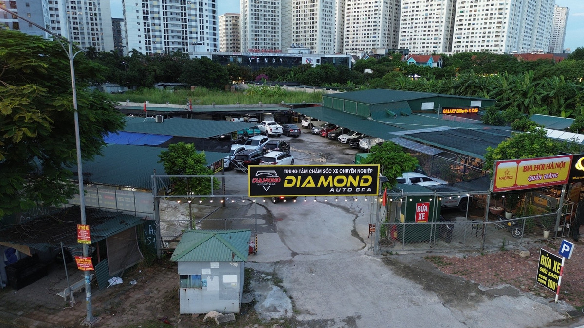 Chủ bãi xe thừa nhận, đã thuê lại một ô đất của Công ty An Bình để lập bãi xe từ hơn 1 năm qua. Hiện bãi xe nhận gửi 110 chiếc ô tô của người dân quanh khu vực. Xe để khu vực có mái che bãi thu 1,5 triệu đồng, khu vực không có mái che, sẽ thu 1 triệu đồng/xe. Ngoài ra, chủ bãi còn "cắt" 2 lô đất cho thuê làm nhà hàng, quán nhậu với số tiền 50 triệu đồng/tháng. Người này cũng thừa nhận đang xin cấp phép tạm thời trông giữ phương tiện tại ô đất này, đồng thời muốn thuê ô đất bên cạnh đang để trống để trông xe.