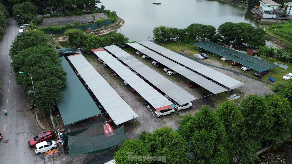 Do nguồn lợi từ trông xe quá lớn, nên tại khu vực này có nhiều đối tượng muốn làm dịch vụ trông xe ô tô. Tại khu vực bán đảo Linh Đàm, có 5 ô đất chậm triển khai hiện đã mọc lên nhiều bãi trông giữ ô tô trái phép.