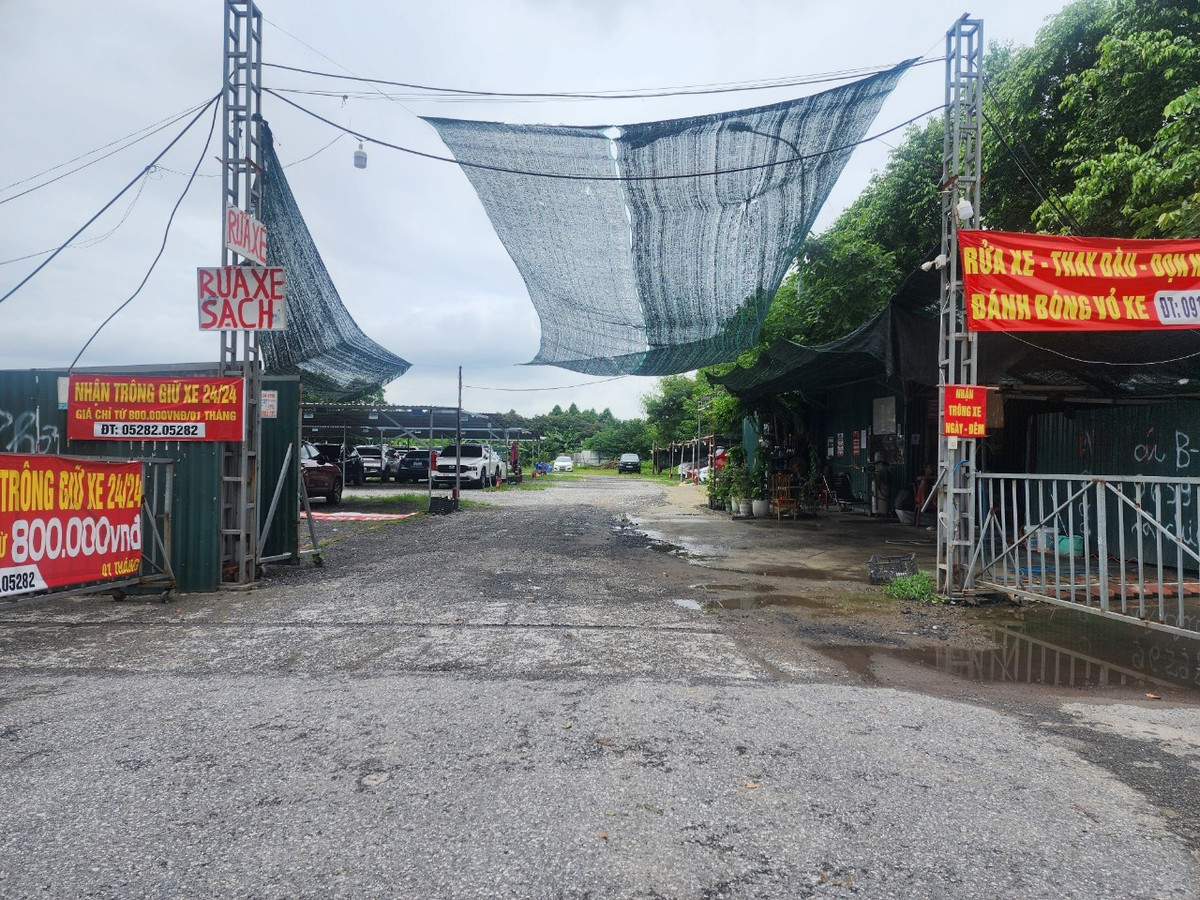 Bãi xe trái phép tại bán đảo Linh Đàm mọc trên đất dự án từ nhiều năm qua. Hiện nơi này trông giữ gần 200 xe ô tô/tháng.