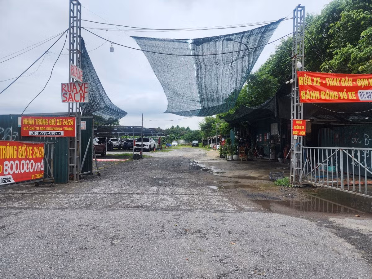 Bãi xe trái phép tại bán đảo Linh Đàm mọc trên đất dự án từ nhiều năm qua. Hiện nơi này trông giữ gần 200 xe ô tô/tháng.