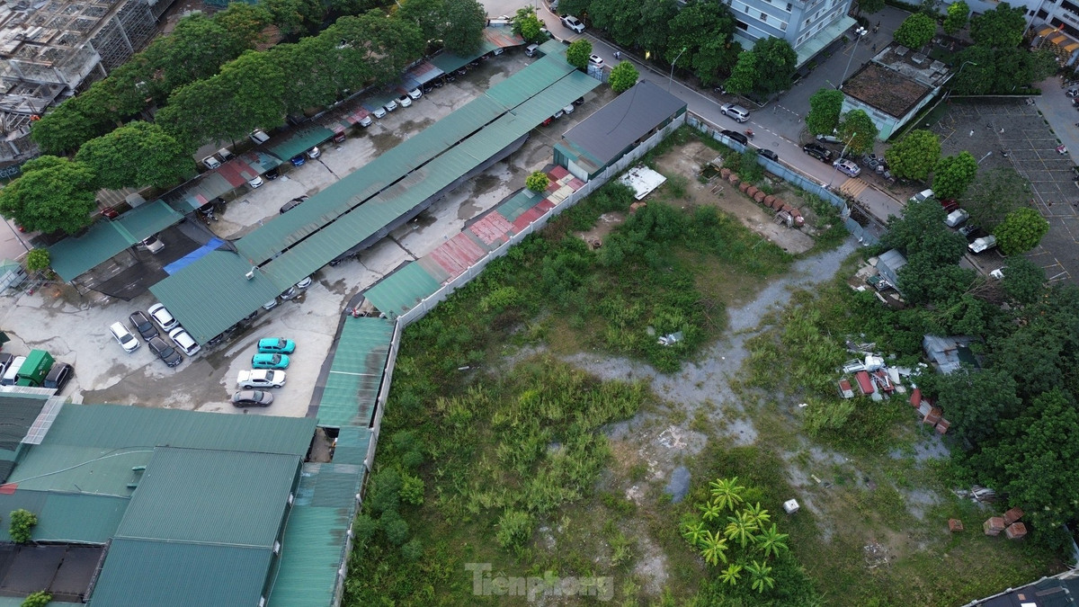 Theo đó, ngoài vấn đề an toàn cháy nổ không được đảm bảo thì thực tế hiện có ô đất đã được quy hoạch là bãi xe nhưng chủ đầu tư chưa xây dựng mà vẫn tổ chức trông giữ phương tiện trái phép.