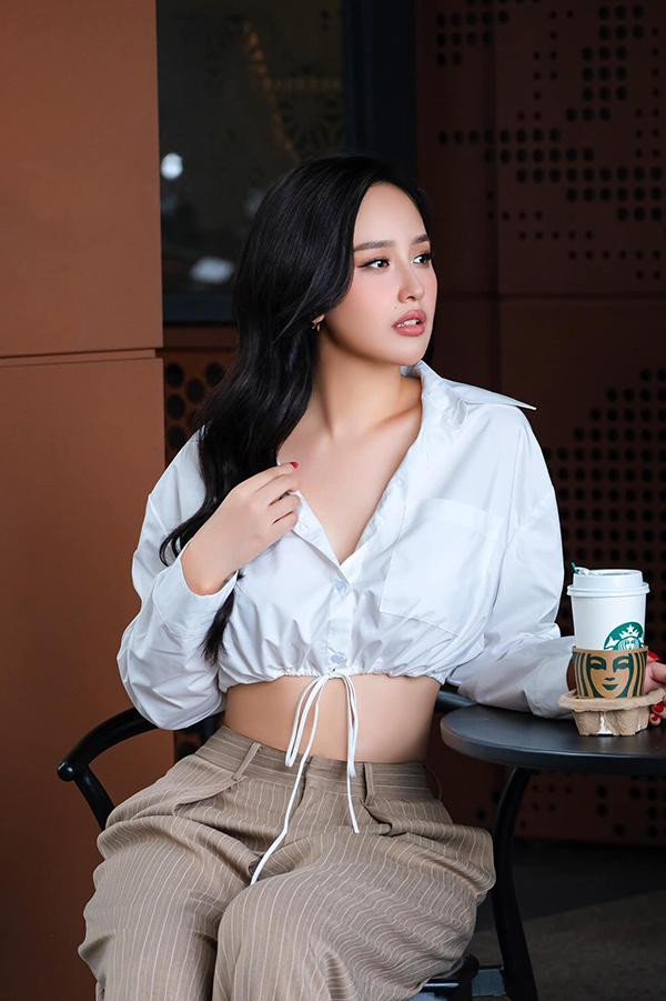 ai Phương Thúy cho biết dù công việc sẽ khiến bản thân áp lực nhưng cốt yếu bản thân phải giữ cho mình đầu óc thoải mái nhất có thể, tránh việc stress sẽ khiến bản thân sẽ kém tươi sắc.