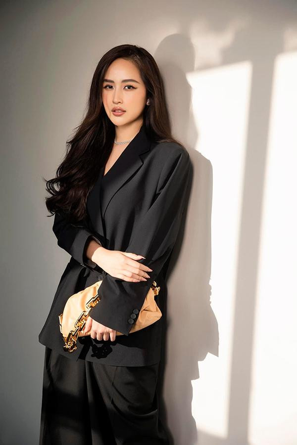 hi ngủ dậy, người đẹp sẽ uống một ly nước ấm để bản thân thấy thoải mái, cân bằng lượng nước trong cơ thể. Sau đó, cô sẽ thư giãn bằng cách ngâm mình trong bồn tắm với những tinh chất tự nhiên để thư giãn.