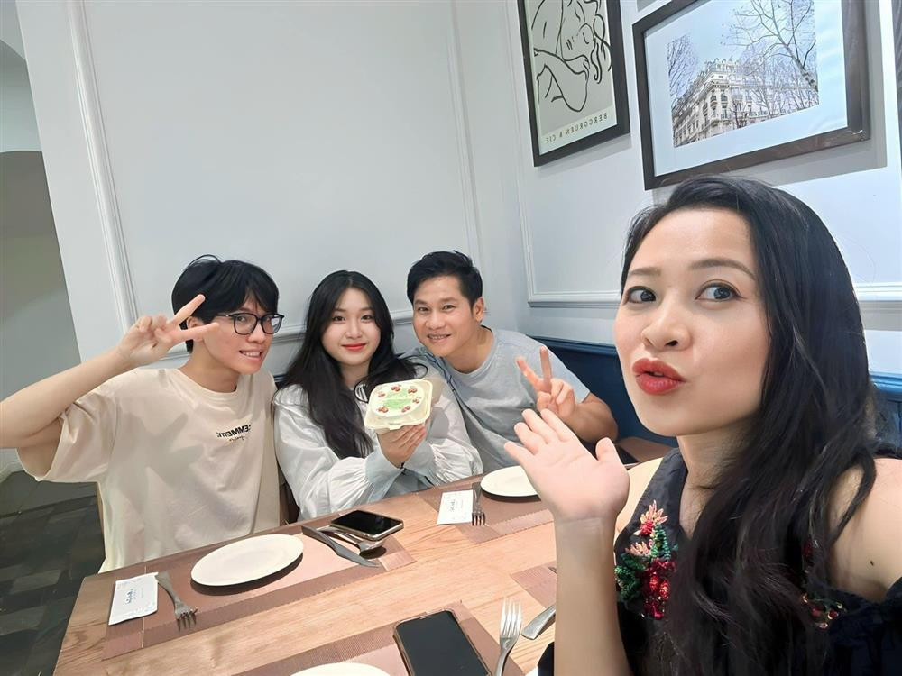 on trai của Trọng Tấn là Tấn Đạt, 20 tuổi đang học khoa Thanh nhạc tại Học viện Âm nhạc Quốc gia Việt Nam. Tấn Đạt đam mê ca hát và sáng tác, từng xuất hiện trong một số chương trình cùng cha.