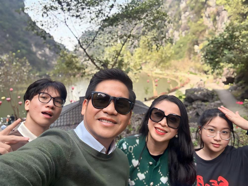 am ca sĩ thường xuyên trao đổi chuyên môn với con và hỗ trợ trong kỳ thi, trong khi vợ anh nghiêm khắc hơn, đặt ra mục tiêu học tập cao cho các con.