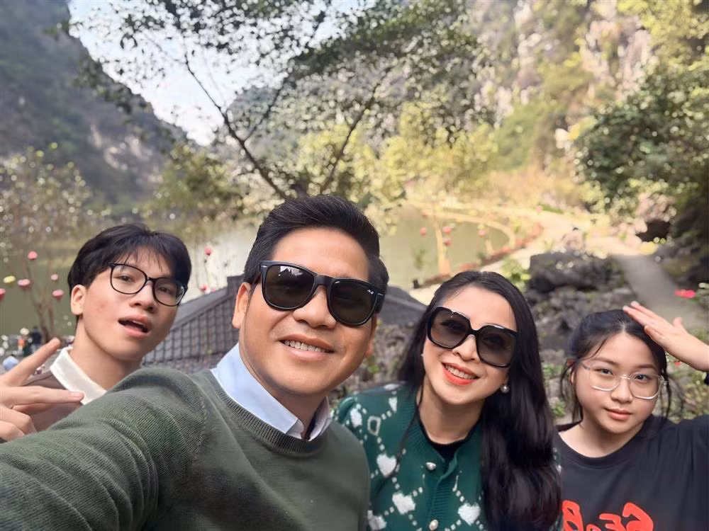 Nam ca sĩ thường xuyên trao đổi chuyên môn với con và hỗ trợ trong kỳ thi, trong khi vợ anh nghiêm khắc hơn, đặt ra mục tiêu học tập cao cho các con.