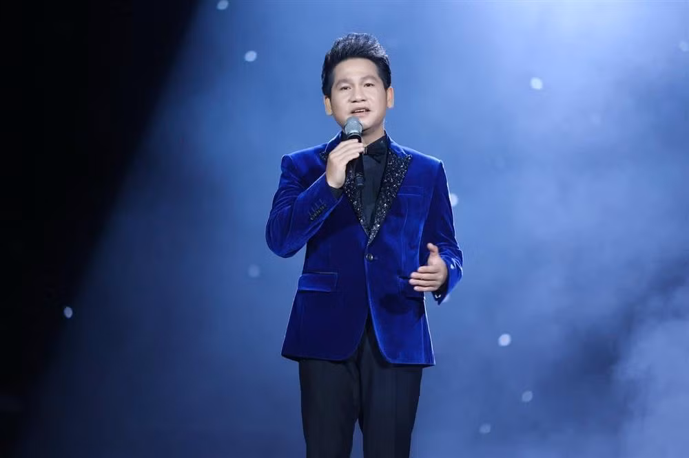 Trọng Tấn trúng tuyển Nhạc viện Hà Nội (nay là Học viện Âm nhạc Quốc gia Việt Nam) và bắt đầu đi hát sau 2 năm học. Dù chỉ biểu diễn ở sân khấu nhỏ, anh luôn xuất hiện chỉn chu và nghiêm túc.