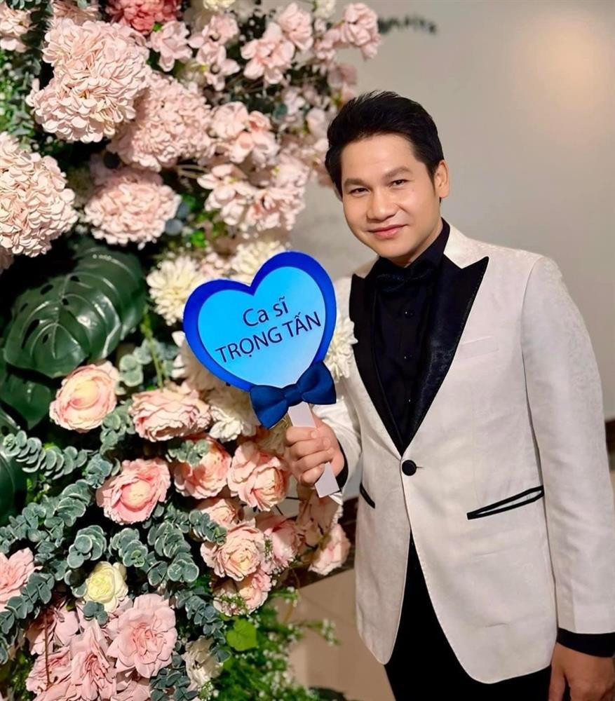 ##b###Ca sĩ Trọng Tấn sinh năm 1976, được khán giả yêu mến qua những ca khúc nhạc cách mạng và trữ tình quê hương. Năm 1997, anh đoạt giải cuộc thi "Giọng hát hay Hà Nội", đánh dấu bước ngoặt quan trọng trong sự nghiệp âm nhạc. Năm 1999, anh tiếp tục gặt hái thành công với giải Nhất tại ''Liên hoan tiếng hát truyền hình toàn quốc". Năm 2000, anh đạt giải Nhì cuộc thi ''Hát thính phòng và nhạc kịch chuyên nghiệp toàn quốc".