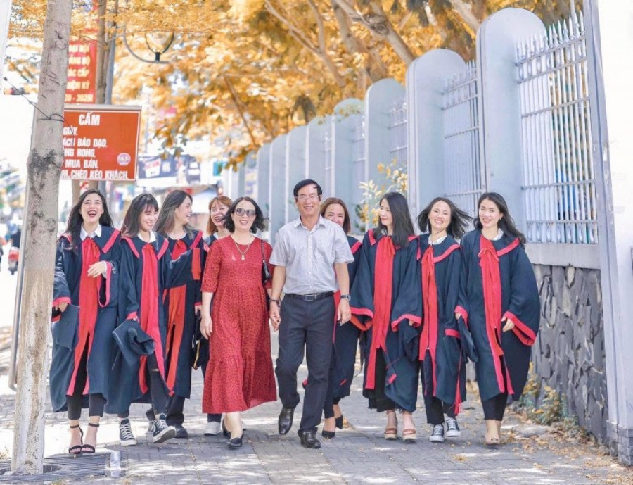 Sinh 8 con gai, vo chong nhan 