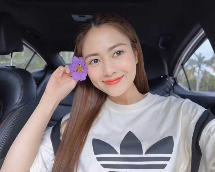  Việt Hoa sinh năm 1996, tốt nghiệp Đại học Sân Khấu - Điện ảnh Hà Nội, là nữ diễn viên thuộc thế hệ mới của VFC.