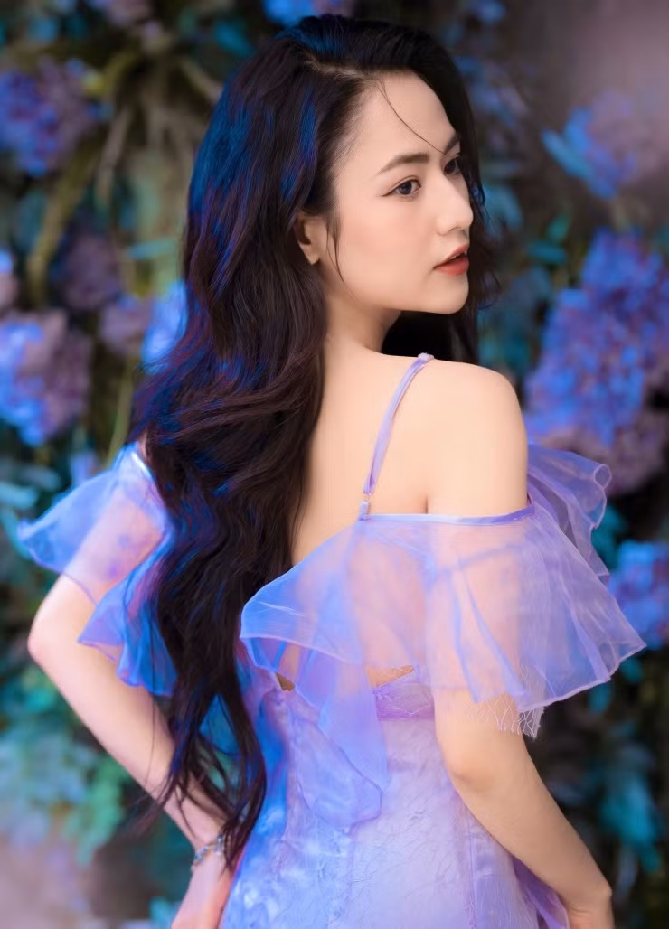 Việt Hoa bắt đầu được khán giả chú ý với vai Đào - cô em gái đanh đá của Phương Oanh trong "Cô gái nhà người ta", sau đó là vai phản diện Thiên Nga trong "Hương vị tình thân", các phim "Trở về giữa yêu thương", "Anh có phải đàn ông không" và gần nhất là vai nữ chính Hân trong "Mình yêu nhau, bình yên thôi".