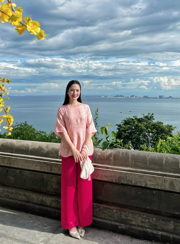 Diễn viên Việt Hoa sở hữu nhan sắc xinh đẹp, gương mặt sáng, ngoại hình ưa nhìn. Bức ảnh cô mới chia sẻ khi đi chùa Linh Ứng ở Đà Nẵng mới đây nhận nhiều lời khen của người hâm mộ.